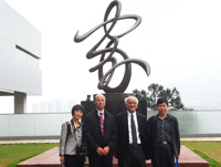 The delegation visits S.H.HO College. The visit is accompanied by Prof. Samuel Sun (2nd from right), Master of the College